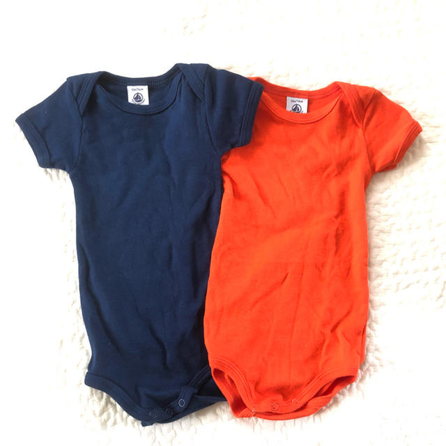 PETIT BATEAU(プチバトー)のプチバトー ロンパース 12m 未使用 & 美品 半袖 2枚セット 肌着 キッズ/ベビー/マタニティのベビー服(~85cm)(肌着/下着)の商品写真