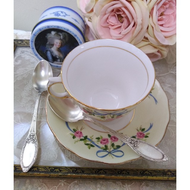 ROYAL ALBERT(ロイヤルアルバート)の2本セット！レア！リボンが可愛い♡フランスビンテージ、ティー、デザートスプーン インテリア/住まい/日用品のキッチン/食器(カトラリー/箸)の商品写真