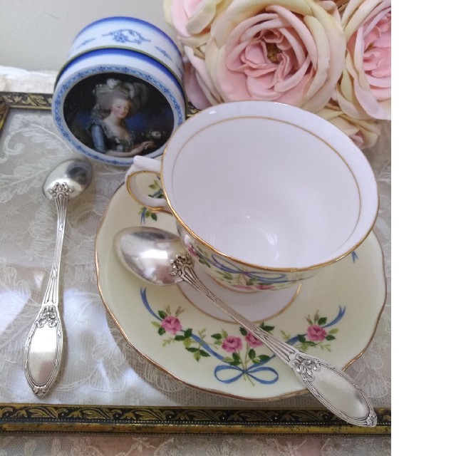 ROYAL ALBERT(ロイヤルアルバート)の2本セット！レア！リボンが可愛い♡フランスビンテージ、ティー、デザートスプーン インテリア/住まい/日用品のキッチン/食器(カトラリー/箸)の商品写真