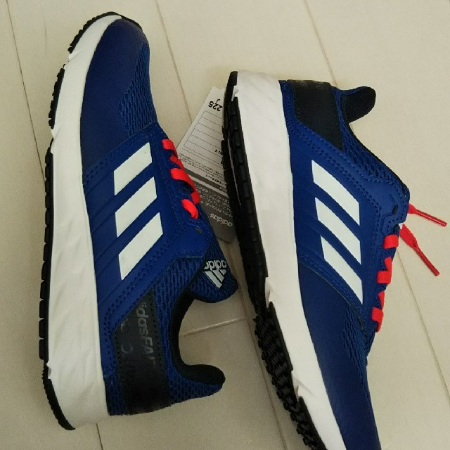 adidas(アディダス)のadidasスニーカー新品22.5 キッズ/ベビー/マタニティのキッズ靴/シューズ(15cm~)(スニーカー)の商品写真