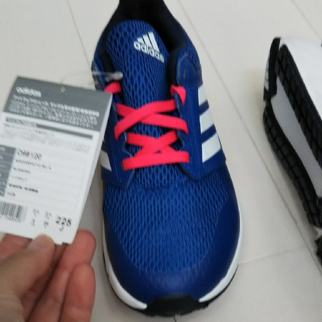 adidas(アディダス)のadidasスニーカー新品22.5 キッズ/ベビー/マタニティのキッズ靴/シューズ(15cm~)(スニーカー)の商品写真