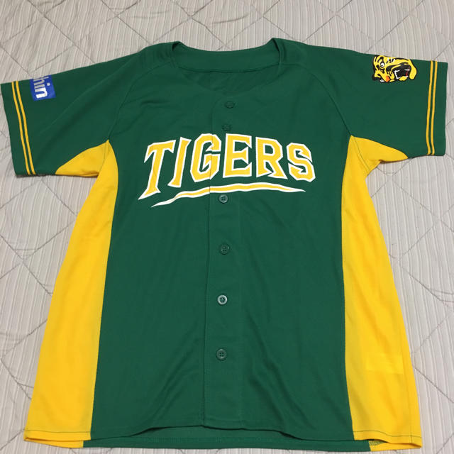 阪神タイガース(ハンシンタイガース)のtigers ユニフォーム スポーツ/アウトドアの野球(応援グッズ)の商品写真