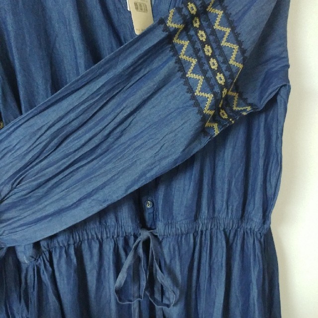 STUDIO CLIP(スタディオクリップ)のデニム 袖刺繍 ワンピース ネイビー レディースのワンピース(ひざ丈ワンピース)の商品写真