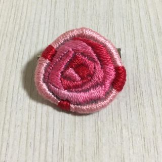 刺繍ブローチ 小さなバラ(コサージュ/ブローチ)