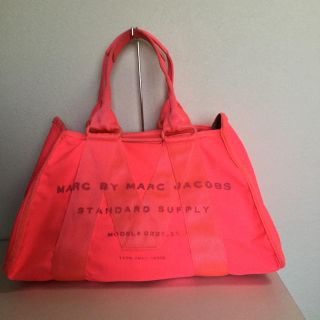 マークバイマークジェイコブス(MARC BY MARC JACOBS)の【マークバイマークジェイコブス】ナイロントート／蛍光ピンク❤️(トートバッグ)