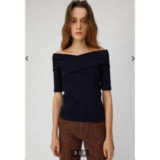 マウジー(moussy)のCROSS OFF SHOULDER トップス(カットソー(半袖/袖なし))