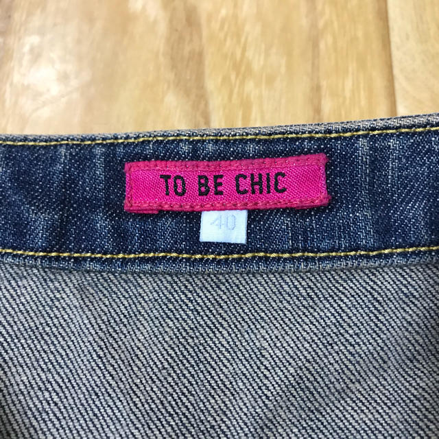 TO BE CHIC(トゥービーシック)のTO BE CHIC デニムスカート ビーズ刺繍リボン付 お値下げしました！ レディースのスカート(ひざ丈スカート)の商品写真