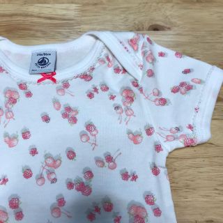 プチバトー(PETIT BATEAU)の かわいい 新品未使用 女の子用 ロンパース(ロンパース)