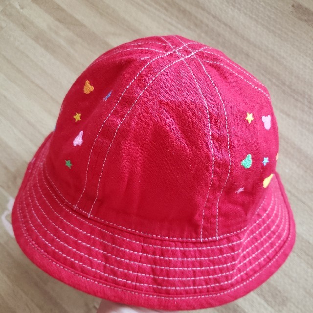 mikihouse(ミキハウス)のミキハウス　帽子　リバーシブル　赤　ピンク キッズ/ベビー/マタニティのこども用ファッション小物(帽子)の商品写真