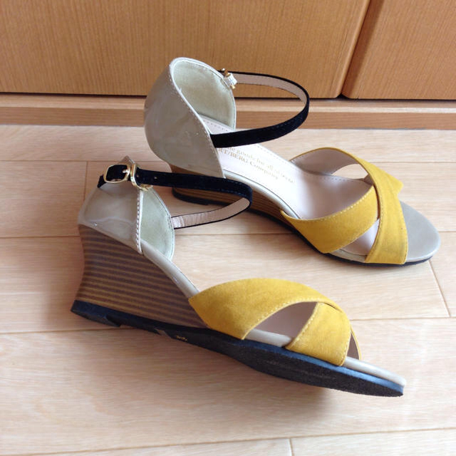 サンダル☆イエロー☆ストラップ黒 レディースの靴/シューズ(サンダル)の商品写真