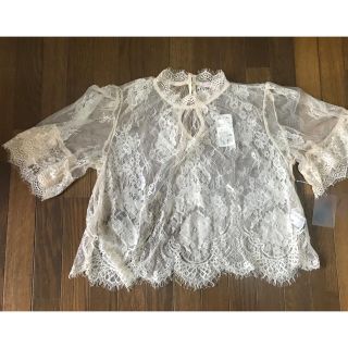 フォーエバートゥエンティーワン(FOREVER 21)のフォーエバー21★総レース パールボタン トップス(シャツ/ブラウス(半袖/袖なし))