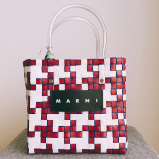 マルニ(Marni)のタグ付き新品☆マルニ☆MARNI MARKETスクエアショッピングバッグ レッド(かごバッグ/ストローバッグ)