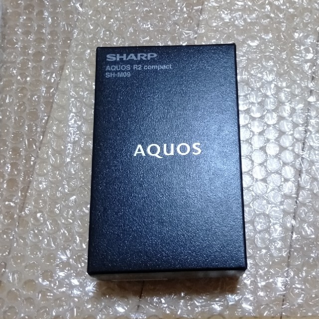 AQUOS(アクオス)の新品未開封 AQUOS r2 compact　SH-M09ディープホワイト スマホ/家電/カメラのスマートフォン/携帯電話(スマートフォン本体)の商品写真