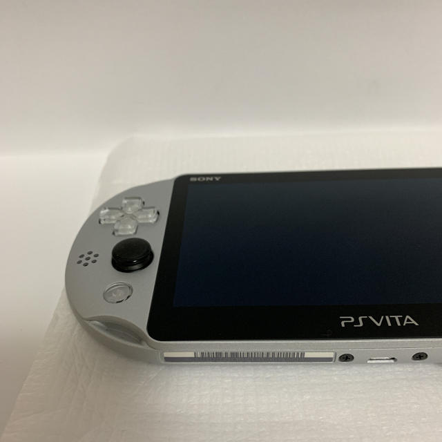 PlayStation Vita(プレイステーションヴィータ)のPlayStation®Vita（PCH-2000シリーズ） Wi-Fiモデル… エンタメ/ホビーのゲームソフト/ゲーム機本体(携帯用ゲーム機本体)の商品写真