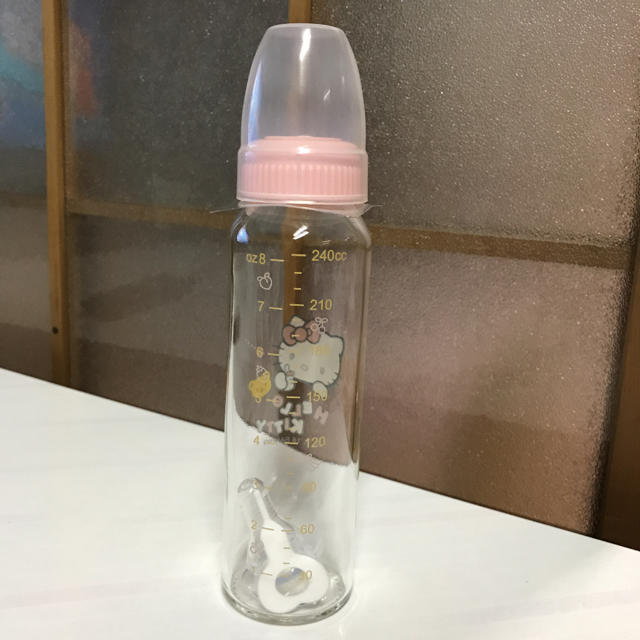 サンリオ(サンリオ)の新品 ハローキティ ガラス哺乳瓶 240ml キッズ/ベビー/マタニティの授乳/お食事用品(哺乳ビン)の商品写真