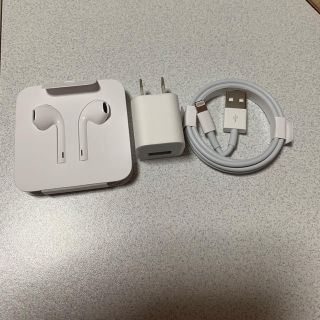 アイフォーン(iPhone)のiPhone用充電器とイヤホンセット(バッテリー/充電器)