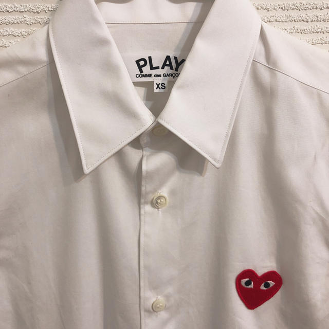 COMME des GARCONS(コムデギャルソン)のコムデギャルソンプレイ 白シャツ レディースのトップス(シャツ/ブラウス(長袖/七分))の商品写真