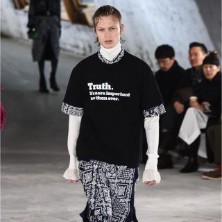 サカイ(sacai)の【新品定価19440円】sacai 18aw truth Tシャツ サカイ(Tシャツ/カットソー(半袖/袖なし))