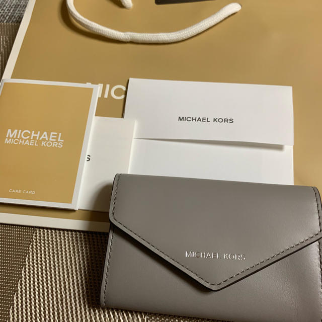 Michael Kors(マイケルコース)の【お値下げします！新品未使用】マイケルコース名刺入れ グレージュカラー レディースのファッション小物(名刺入れ/定期入れ)の商品写真