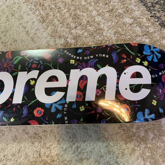 Supreme(シュプリーム)のSupreme Airbrushed Floral Deck 黒 スポーツ/アウトドアのスポーツ/アウトドア その他(スケートボード)の商品写真