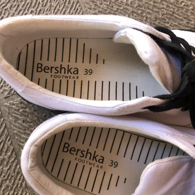 Bershka(ベルシュカ)のザラ、ベルシュカのスニーカーホワイト39ヨーロッパサイズ25.5-26位です メンズの靴/シューズ(スニーカー)の商品写真