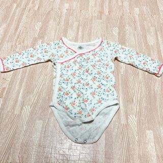 プチバトー(PETIT BATEAU)のプチバトーの小花柄 ロンパース 下着 前開きタイプ(肌着/下着)