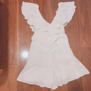 スナイデル(SNIDEL)のスナイデル フリルカシュクールロンパース ♡white(オールインワン)