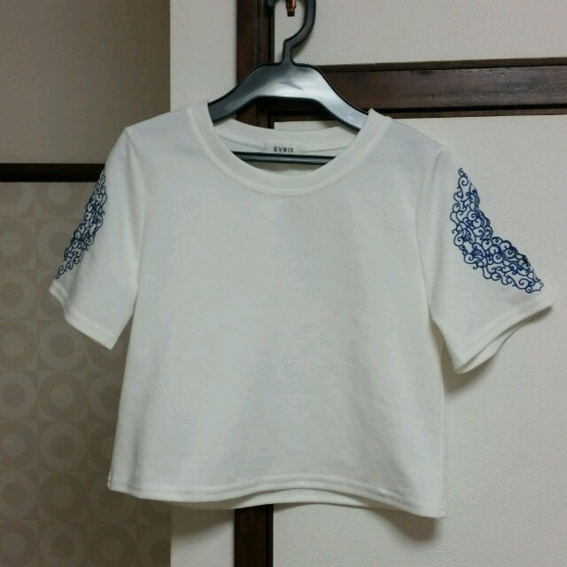 EVRIS(エヴリス)のEVRIS 刺繍Tシャツ レディースのトップス(Tシャツ(半袖/袖なし))の商品写真