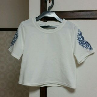 エヴリス(EVRIS)のEVRIS 刺繍Tシャツ(Tシャツ(半袖/袖なし))