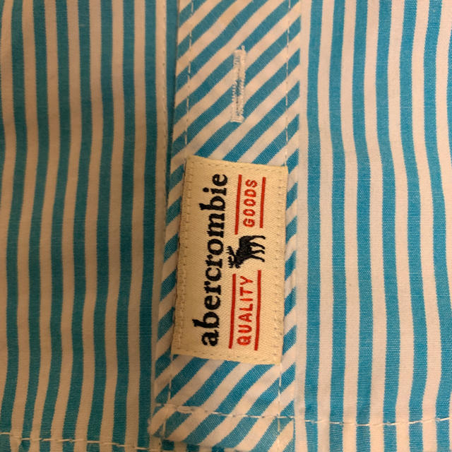 Abercrombie&Fitch(アバクロンビーアンドフィッチ)の美品⭐️アバクロビーアンドフィッチ 100 半袖シャツ キッズ/ベビー/マタニティのキッズ服男の子用(90cm~)(Tシャツ/カットソー)の商品写真