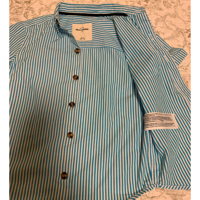 Abercrombie&Fitch(アバクロンビーアンドフィッチ)の美品⭐️アバクロビーアンドフィッチ 100 半袖シャツ キッズ/ベビー/マタニティのキッズ服男の子用(90cm~)(Tシャツ/カットソー)の商品写真