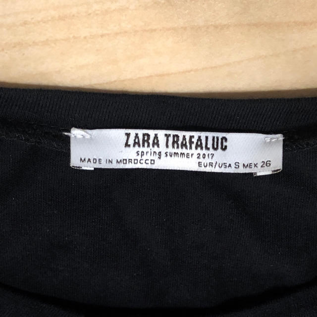 ZARA(ザラ)のZARA 袖フリル Tシャツ 黒 S 切りっぱなし素材 クルーネック レディース レディースのトップス(Tシャツ(半袖/袖なし))の商品写真