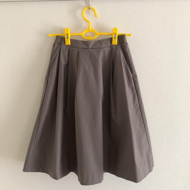 UNIQLO(ユニクロ)のユニクロ カーキ スカート レディースのスカート(ひざ丈スカート)の商品写真