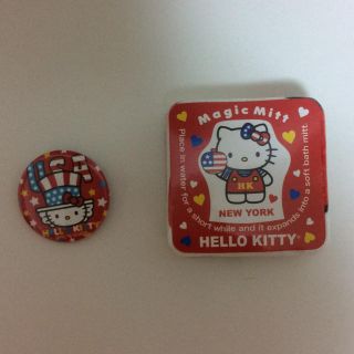 HELLO KITTY. プチタオルと缶バッジ  NYスタイル(キャラクターグッズ)