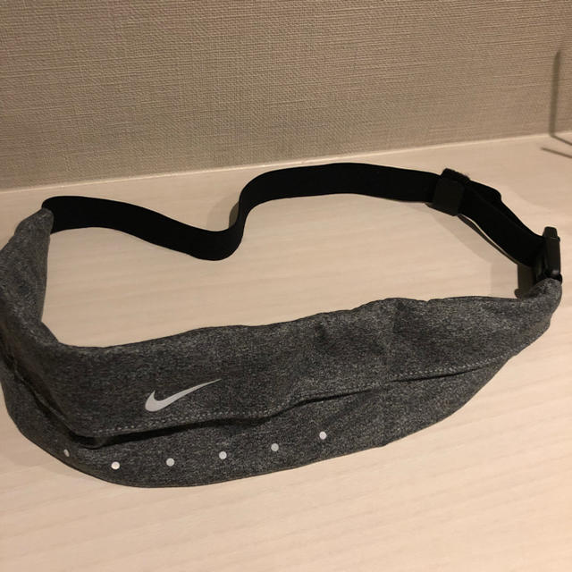 NIKE(ナイキ)のナイキ NIKE ウエストポーチ(グレー) レディースのバッグ(ボディバッグ/ウエストポーチ)の商品写真