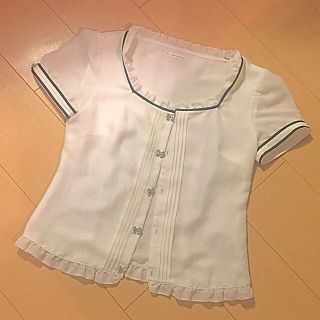 ウィルセレクション(WILLSELECTION)のお値下げしました🎀ウェルセレクション🎀ボタンがリボンの可愛いシャツ(シャツ/ブラウス(半袖/袖なし))