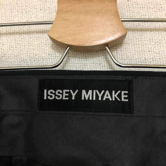 ISSEY MIYAKE(イッセイミヤケ)のワイドタックパンツ ISSEY MIYAKE レディースのパンツ(その他)の商品写真