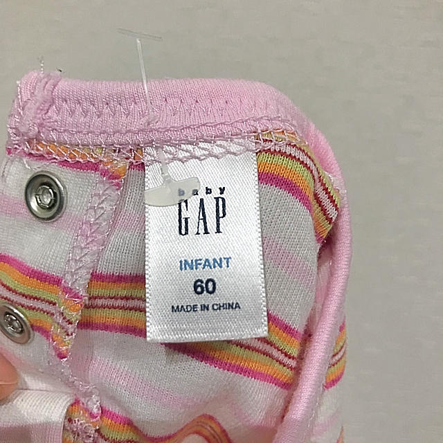 babyGAP(ベビーギャップ)のbaby GAP ベビーギャップ 1ポイント刺繍入り ボーダー ロンパース 60 キッズ/ベビー/マタニティのベビー服(~85cm)(ロンパース)の商品写真