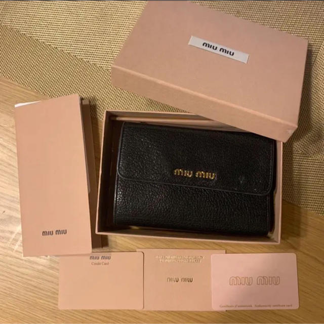 miumiu 二つ折り財布