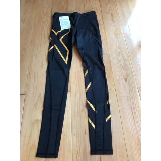 ツータイムズユー(2XU)の2XU   レディース ロングパンツ  Mサイズ Gold(レギンス/スパッツ)