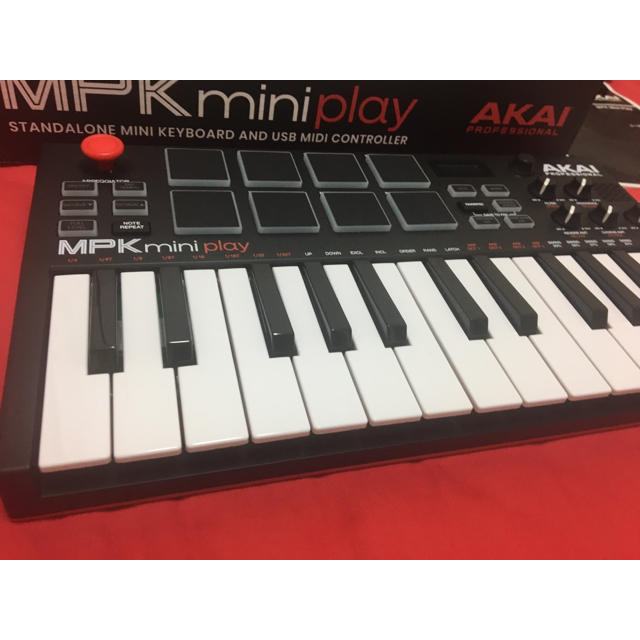 AKAI MPK mini play【ライトニングケーブル付き】 楽器のDTM/DAW(MIDIコントローラー)の商品写真