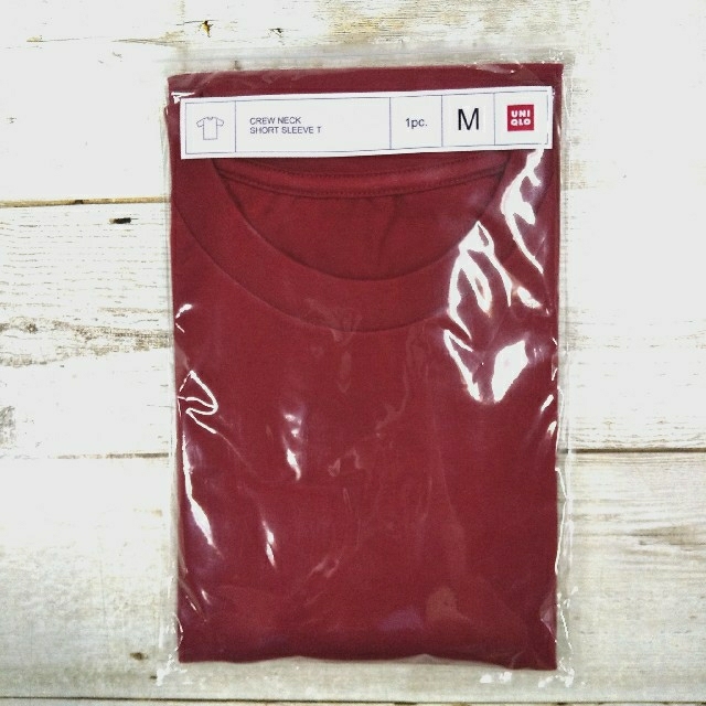 UNIQLO(ユニクロ)の新品未開封ユニクロTシャツ赤 レディースのトップス(Tシャツ(半袖/袖なし))の商品写真