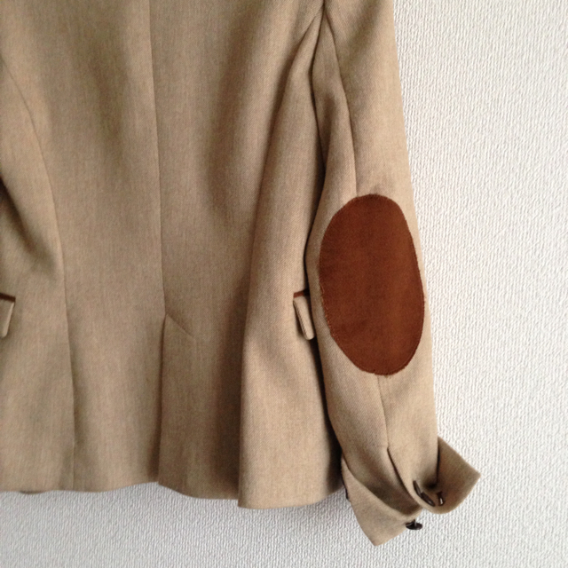 ZARA(ザラ)のzara ベージュジャケット レディースのジャケット/アウター(テーラードジャケット)の商品写真