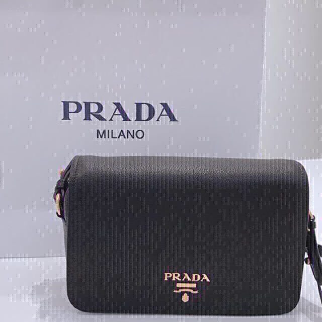 PRADA ♥ ﾌﾗｯﾌﾟﾚｻﾞｰｼｮﾙﾀﾞｰﾊﾞｯｸﾞ