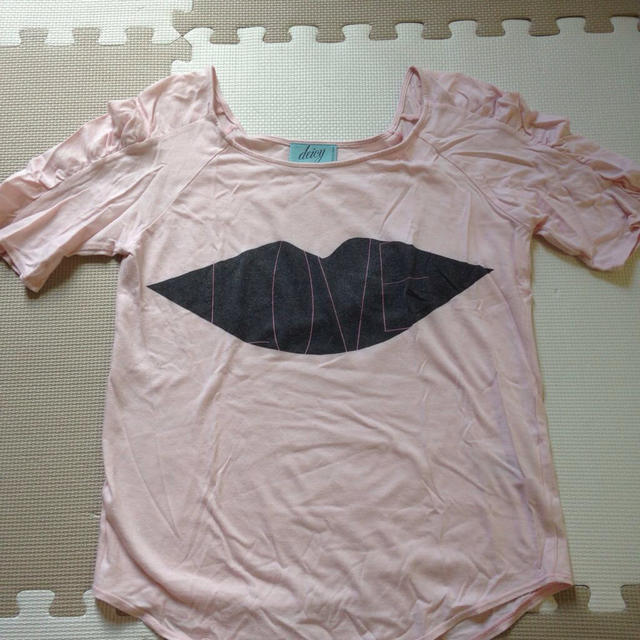 deicy(デイシー)のdeicy リップ柄Tシャツ レディースのトップス(Tシャツ(半袖/袖なし))の商品写真