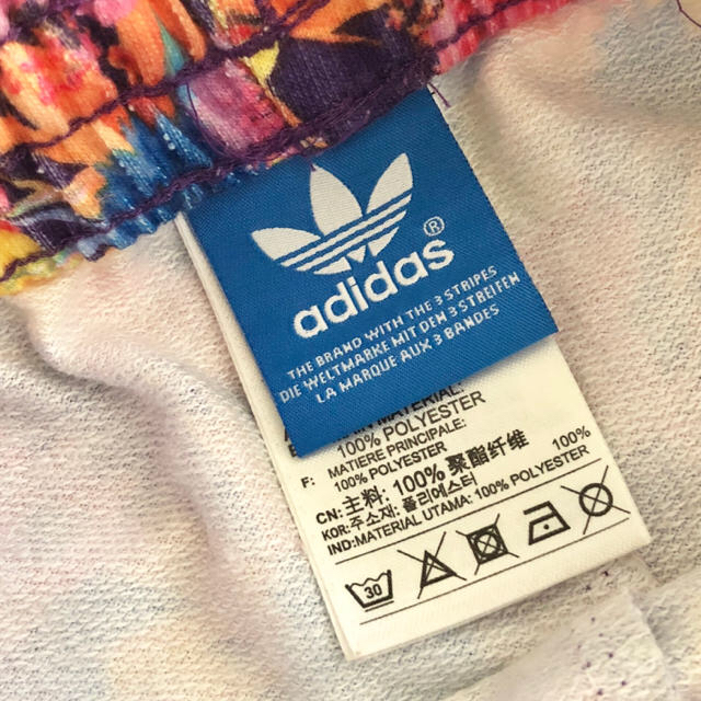 adidas(アディダス)の本日限り‼️アディダスオリジナルス 花柄 ショートパンツ  レディースのパンツ(ショートパンツ)の商品写真