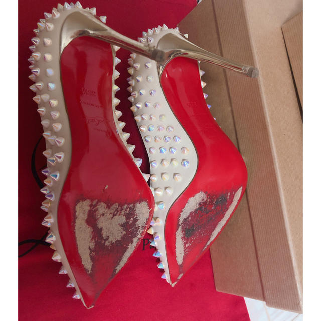 Christian Louboutin(クリスチャンルブタン)の本日限りルブタン♡36.5♡FOLLIES SPIKES WHITE IVORY レディースの靴/シューズ(ハイヒール/パンプス)の商品写真