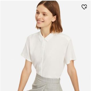 ユニクロ(UNIQLO)の送料込み ユニクロ レーヨン ブラウス 半袖 ホワイト Mサイズ(シャツ/ブラウス(半袖/袖なし))