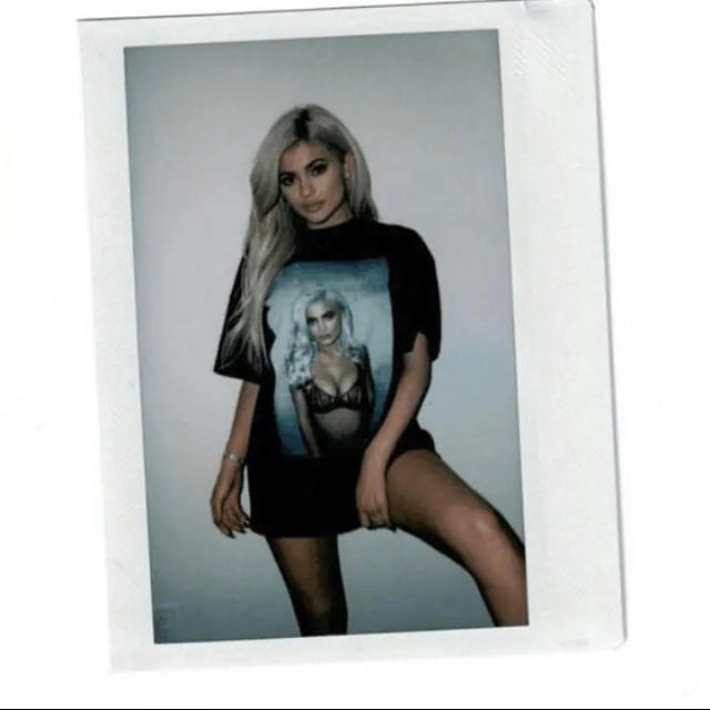 Kylie Cosmetics(カイリーコスメティックス)の即完売品❗️Kylie Jenner フォト プリント Tシャツ レディースのトップス(Tシャツ(半袖/袖なし))の商品写真