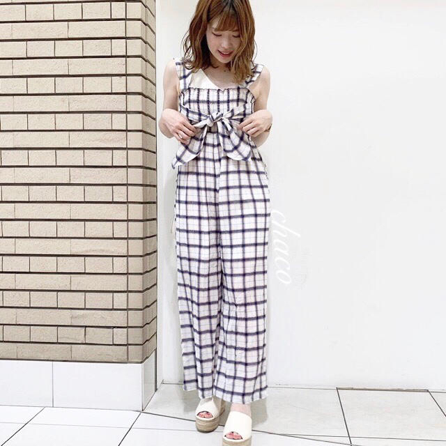 who's who Chico(フーズフーチコ)の夏🍉¥7452【Chico】チェック柄2wayベアパンツ サロペット  レディースのパンツ(サロペット/オーバーオール)の商品写真